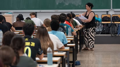 Una profesora reparte exámenes durante la convocatoria extraordinaria de la PAU en Valencia, el 1 de julio de 2025.