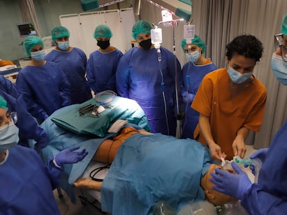 Alumnos de Medicina participan en una clase de práctica en la Universitat Internacional de Catalunya, el pasado año.