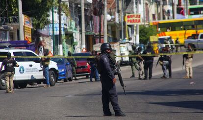 Autoridades de la Fiscalía de Guerrero resguardan una escena del crimen en Acapulco, en una imagen de archivo.