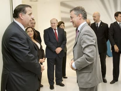  Iñigo Urkullu (c), conversa con el rector de la Universidad Miguel de Cervantes de Chile y expresidente de la Cámara de Diputados, Gutenberg Martínez