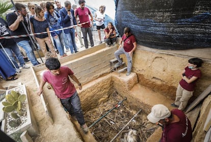 Los eurodiputados ante la fosa común 112 del cementerio de Paterna, donde se calcula que hay enterrados un centenar de represaliados del franquismo