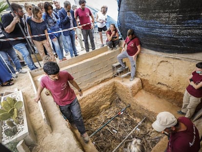 Los eurodiputados ante la fosa común 112 del cementerio de Paterna, donde se calcula que hay enterrados un centenar de represaliados del franquismo