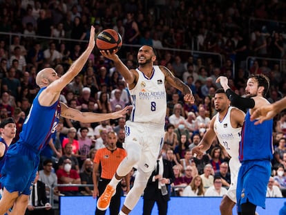 Adam Hanga anota ante Calathes durante el segundo partido de las finales de la ACB este miércoles en el Palau blaugrana.