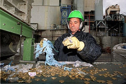 Un empleado de Elmet, en plena labor de reciclaje de monedas de peseta.
