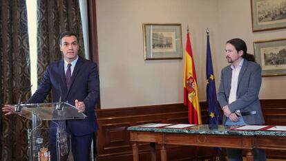 Pedro Sánchez en rueda de prensa en el Congreso tras firmar el principio de acuerdo con el líder de Podemos, Pablo Iglesias.