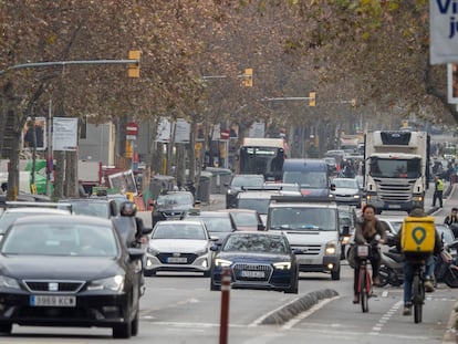 Tráfico en las proximidades de la estación de medición de la contaminación en la zona del Eixample de Barcelona.
