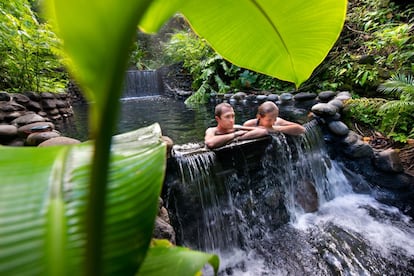 Para los científicos el volcán Arenal sí se mantiene activo, pero incluso cuando se juntan las nubes y el frío corta el aire, uno puede relajarse en las muchas fuentes termales circundantes, (muchas de ellas gratis) como la romántica Eco-Termales (en la foto).