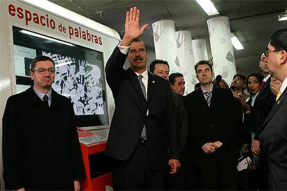 Fox, junto al alcalde de Madrid, Alberto Ruiz-Gallardón, en su visita a la estación de Atocha.