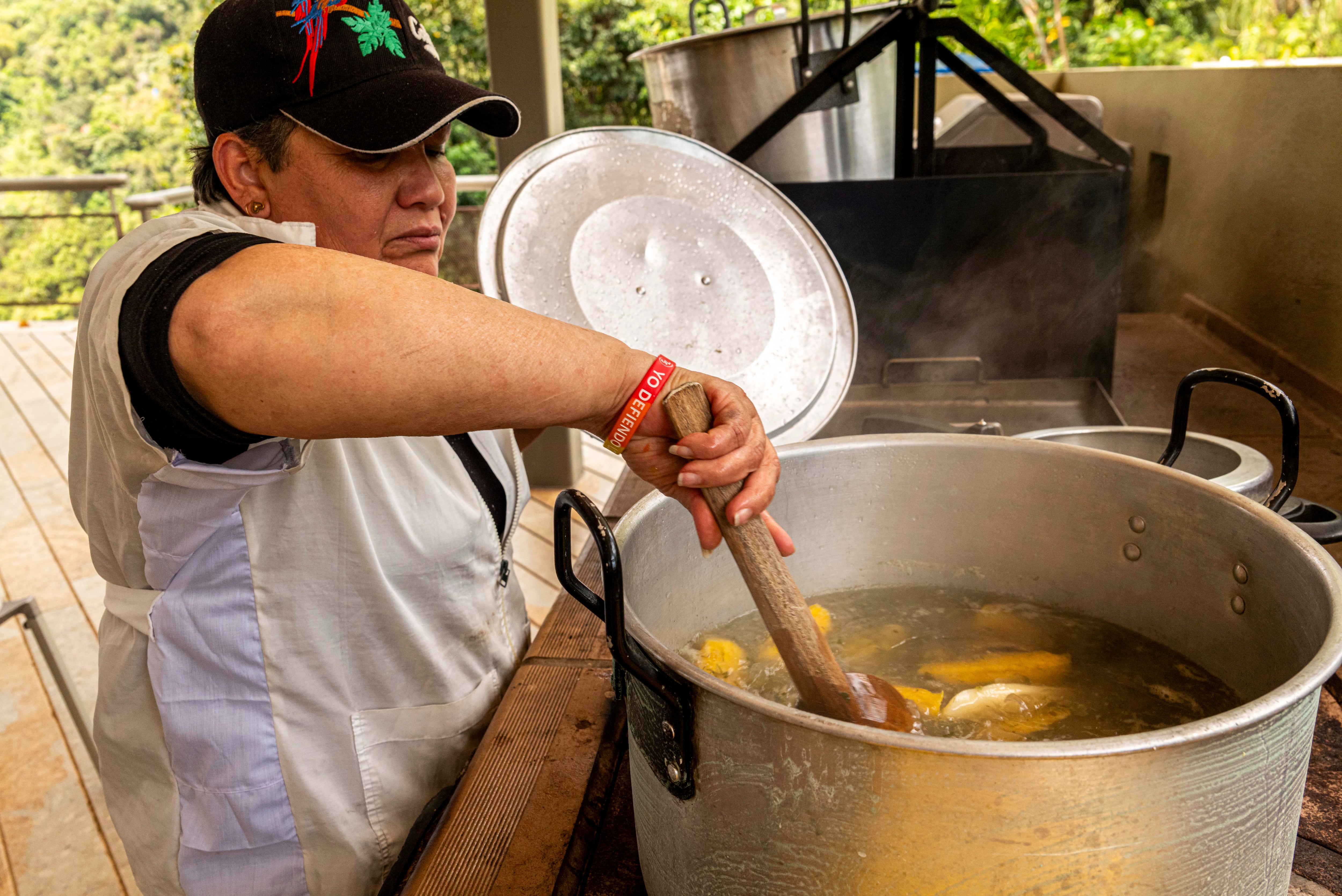 Doce recetas para no olvidar: las madres de Soacha cocinan para sus hijos asesinados por el Estado