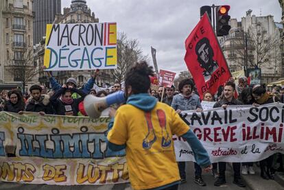 Un grupo de manifestantes sostienen pancartas durante una protesta en París (Francia).