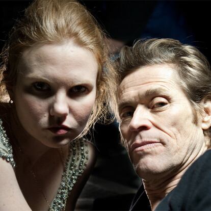 Los actores Shanyn Leigh y Willem Dafoe.