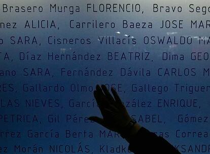 Interior del monumento, con los nombres de los fallecidos en el 11-M.