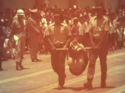 An Indigenous man of the Krenak ethnic group, tied to a macaw stick during a parade of the military dictatorship in Belo Horizonte, in 1970