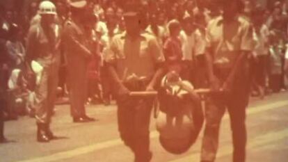 Un indígena de la etnia krenak, atado a un palo de guacamayo durante un desfile de la dictadura militar en Belo Horizonte, en 1970.