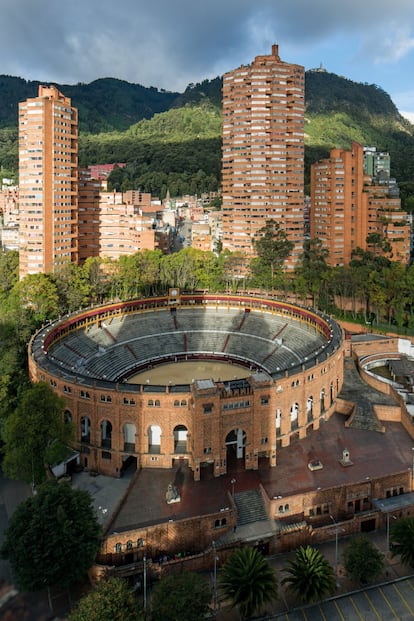 Las Torres del Parque Residencial Complex, en Bogotá, Colombia, fueron una creación de Rogelio Salmona. Se erigieron en la ciudad entre 1964 y 1970. En esta fotografía de Leonardo Finotti se ve su interacción con el paisaje de la ciudad.