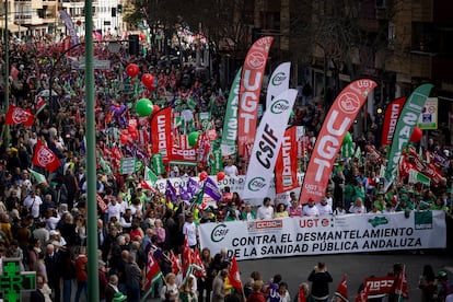 Manifestación por la sanidad pública celebrada en Sevilla el 5 de abril de 2025. FOTO: PACO PUENTES (EL PAÍS)