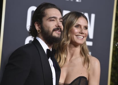 Heidi Klum y Tom Kaulitz. La modelo ha decidido dar un paso más en su relación con el guitarrista de la banda alemana de rock Tokio Hotel, con quien comenzó a salir el año pasado, y en Navidad anunció su compromiso. Este paso por el altar no es el primero para ninguno de los dos. Antes de Klum, el músico estuvo casado con la también modelo Ria Sommerfeld. Para la top es su tercera boda, después de haber estado casada con el estilista Ric Pipino y luego con el cantante británico Seal, con quien comparte la custodia de sus cuatro hijos.