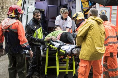 Una vecina de la localidad valenciana de Ontinyent es evacuada en ambulancia tras las inundaciones.