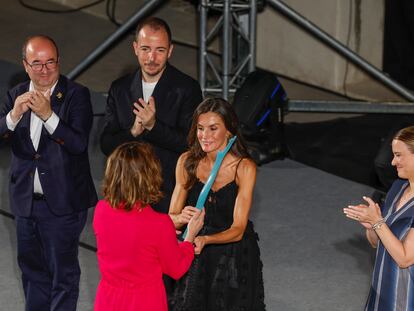 La reina Letizia entrega un guardó a l'actriu francesa Irène Jacob amb el ministre de Cultura, Miquel Iceta, el director de Filmin, Jaume Ripoll i la presidenta balear, Marga Prohens, a la cluasura de l'Atlàntida Mallorca Film Fest.