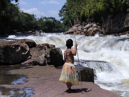 Un niño indígena observa el río Igara-Paraná, el 26 de enero de 2023, en La Chorrera (Colombia).