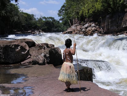 ACOMPAÑA CRÓNICA: COLOMBIA AMAZONÍA AMA600. LA CHORRERA (COLOMBIA), 27/01/2023.- Un niño indígena observa el río Igara-Paraná, el 26 de enero de 2023, en La Chorrera (Colombia). Descubrir nuevas especies e identificar alternativas productivas y sostenibles basadas en la biodiversidad son algunos de los propósitos de una expedición científica que comenzó en la Amazonía colombiana, una región que por años estuvo oculta para la ciencia por el conflicto armado. EFE/ Juan Diego López
