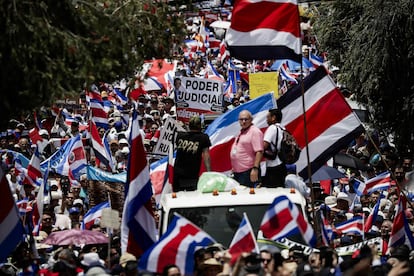 La multitud durante la protesta contra el Poder Judicial de Costa Rica, convocada por el presidente, en San José.  