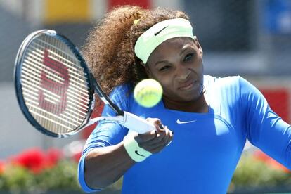 Serena golpea una bola durante el partido.