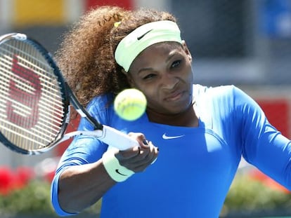 Serena golpea una bola durante el partido.