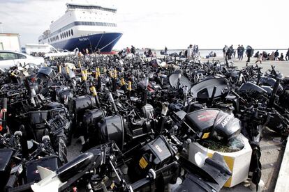 Cientos de motores de las lanchas que usan los refugiados para llegar a Grecia se amontonan en el puerto de Mytiline, Lesbos.