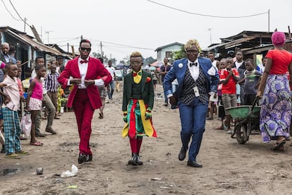 Okili Nkoressa, de paseo con su madre y una amiga, lleva un traje de Yves Saint Laurent.