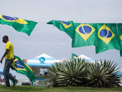 Un vendedor de banderas brasileñas en Río de Janeiro. 