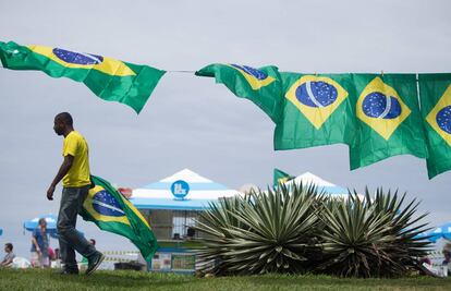 Un vendedor de banderas brasileñas en Río de Janeiro. 