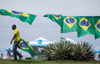 Un vendedor de banderas brasileñas en Río de Janeiro.
