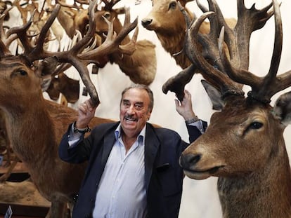El cazador y empresario Marcial Gómez Sequeira posa con su colección de cérvidos.
