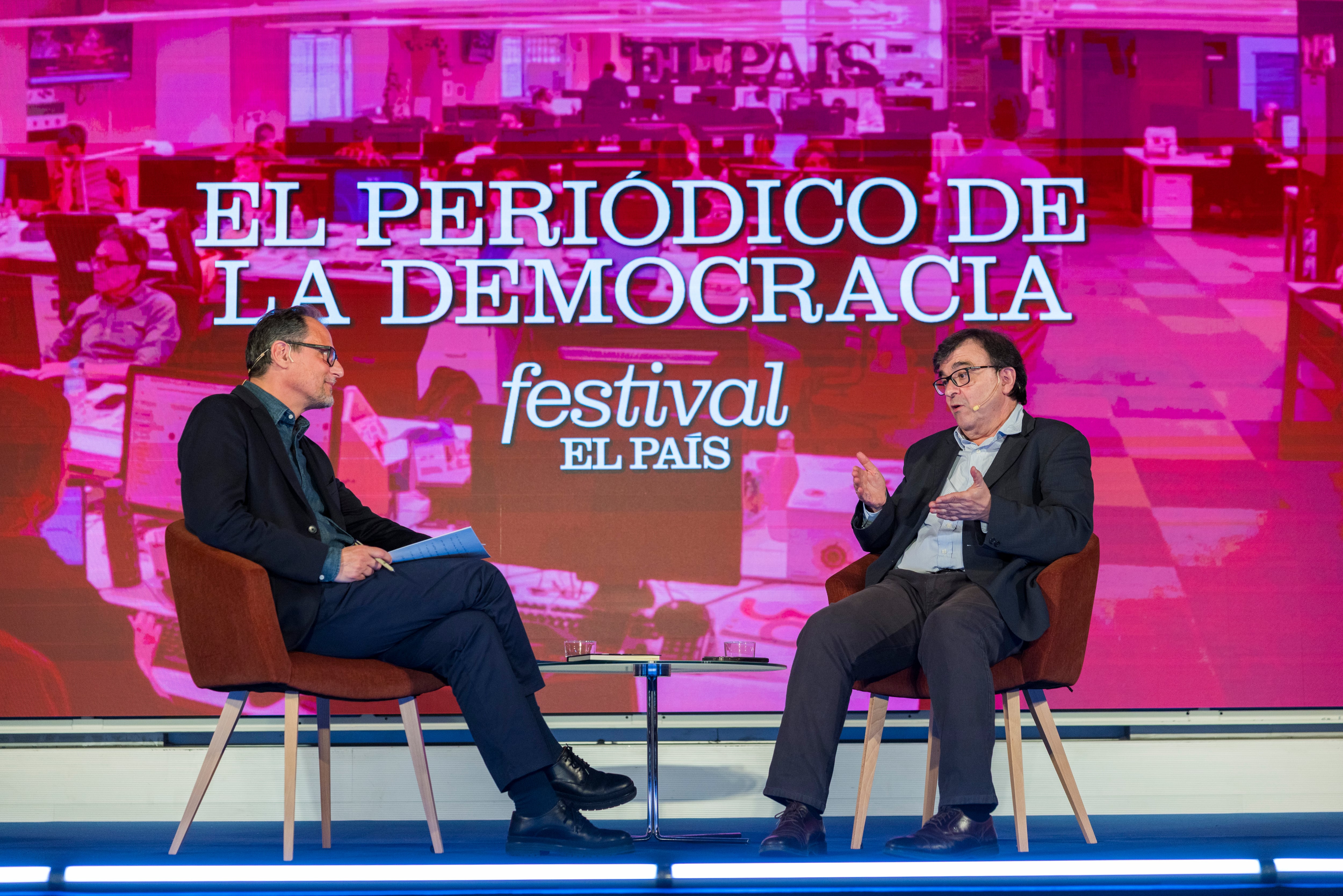 El director de EL PAÍS, Jan Martínez Ahrens y el escritor, Javier Cercas, durante la presentación.