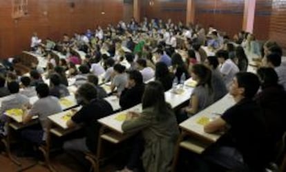 Varios j&oacute;venes se enfrentan en una de las aulas de la Facultad de Biolog&iacute;a de la Universidad de Barcelona (UB) a la primera jornada de las pruebas de selectividad.