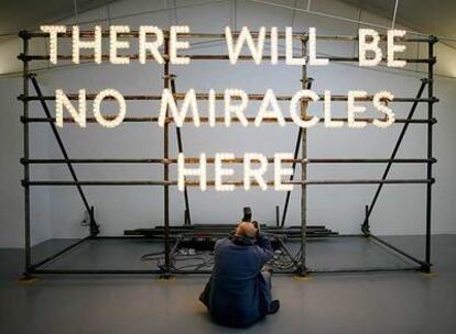 Imagen de <i>There will be no miracles here,</i> obra de Nathan Coley's candidata a los Turner.