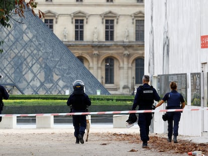 Agentes de policía patrullan frente al museo del Louvre, cerrado por razones de seguridad. este sábado.
