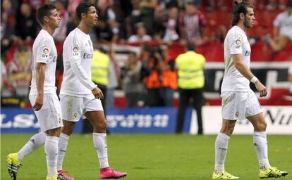 James, Cristiano y Bale, tras el empate contra el Sporting. 