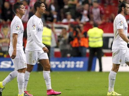 James, Cristiano y Bale, tras el empate contra el Sporting. 