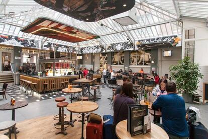 Bar del albergue St. Christopher's Inn Gare du Nord, en París.