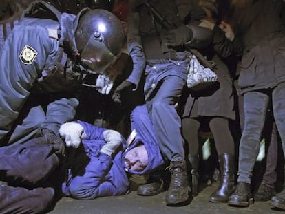 La policía detiene a un activista en Moscú.