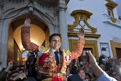 El Juli sale a hombros por la Puerta del Príncipe de la Maestranza.