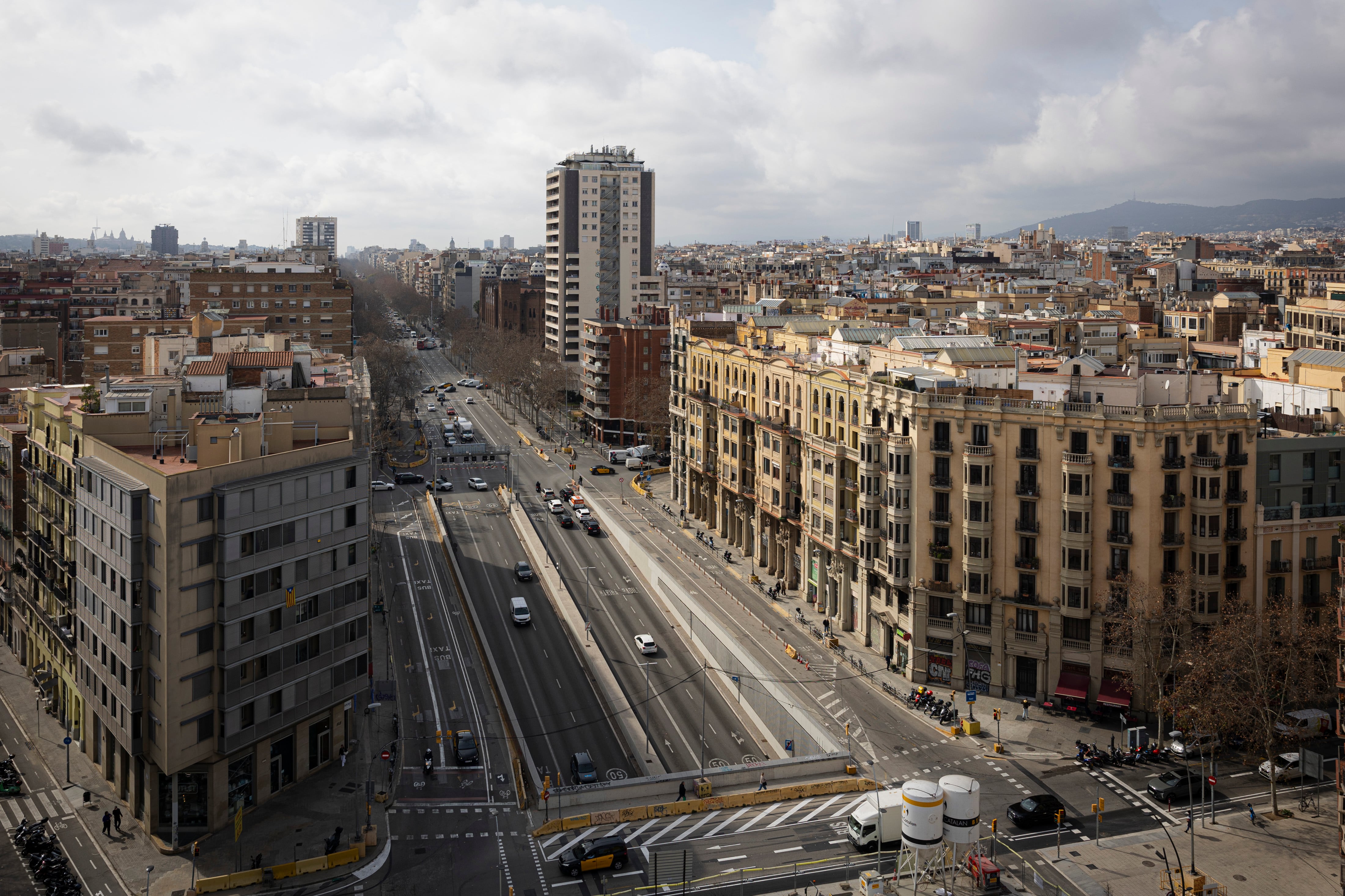 Edificios de vivienda a lado y lado de la Gran Via de Barcelona, pasada la plaza de les Glòries.