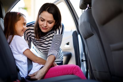 Los niños necesitan sentirse acompañados, y cualquier contratiempo podría desencadenarles miedo en un coche automático. 