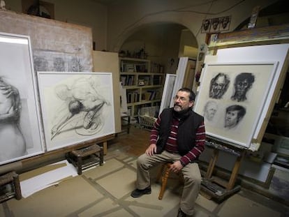 El pintor Joan Castej&oacute;n en su estudio de D&eacute;nia. 