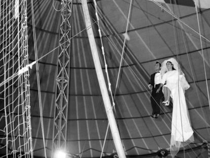 Los trapecistas mexicanos Ernesto López y Francisca Alicia Ramos celebran su boda en el Circo Americano de Madrid, en 1968. 