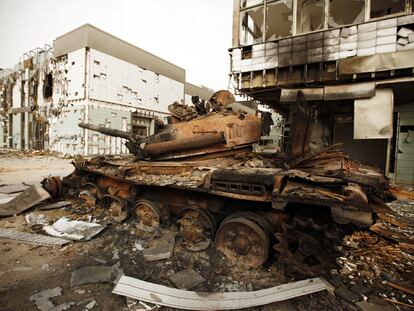 Un tanque de las fuerzas leales a Gadafi, abandonado junto a un hospital de la ciudad libia de Misrata.