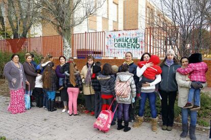 Madres con sus hijos en el exterior del Vasco Núñez de Balboa.