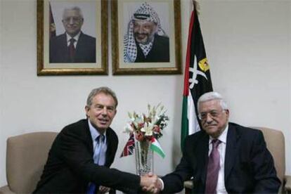 El primer ministro británico, Tony Blair, y el presidente palestino, Mahmud Abbas, ayer en Ramala (Cisjordania).